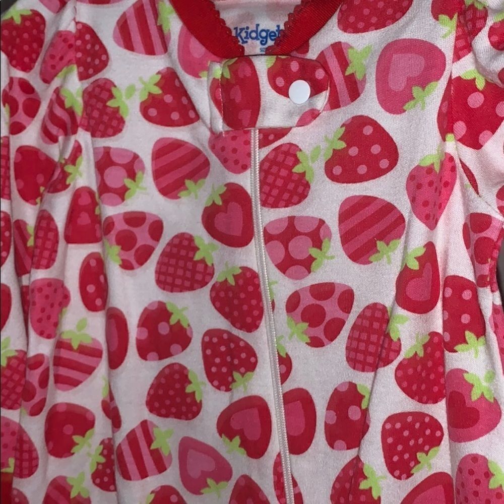 Strawberry 🍓 onesie pajamas - Picture 3 of 3